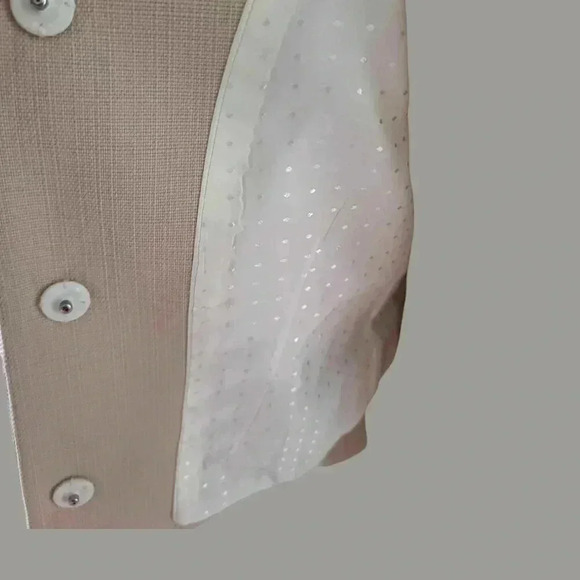 Jackie O. Cropped Blazer jacket in tan - Picture 2 of 6